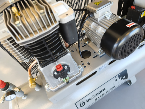 p&iacute;stov&yacute; kompresor s rozvaděčem